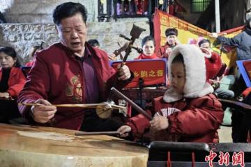 创新与传统碰撞 年轻人接力民俗传承